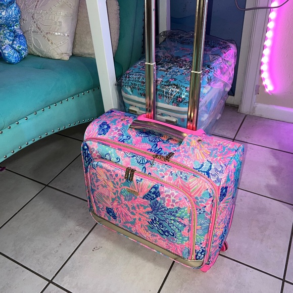 Lilly Pulitzer Handbags - Lilly Pulitzer luggage 🌸